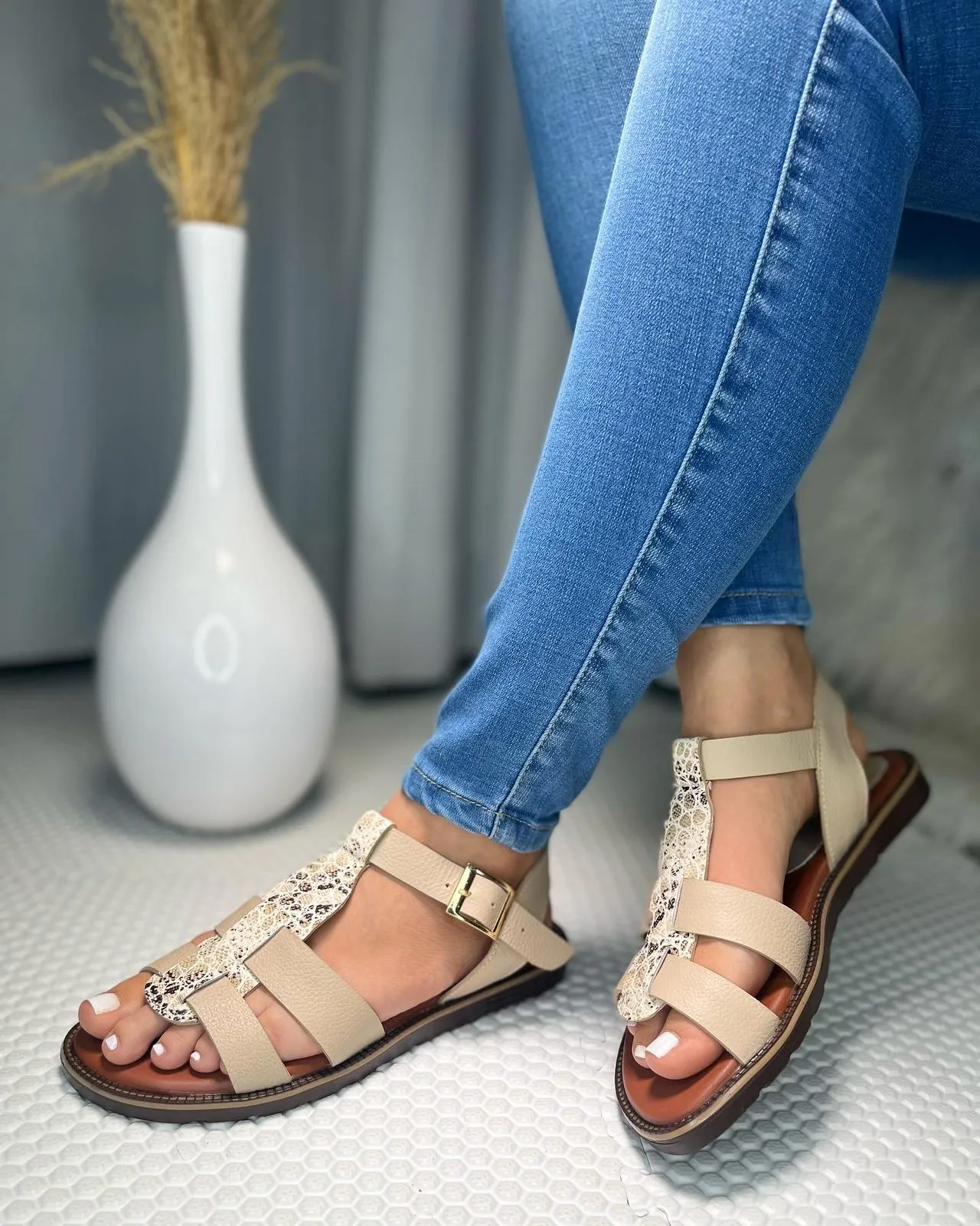 Timeless Chic Three-Strap Flat Sandals with Central Elegance